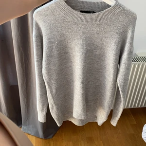 Tunt stickad grå tröja  - Mysig tröja att dra på när sommarkvällen blir lite kall. Storlek S