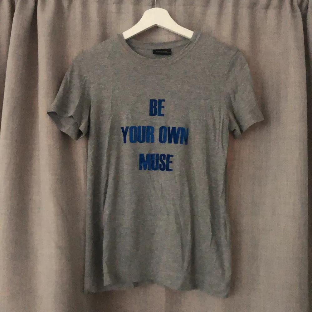 Använd kanske en gång. Text: ”be your own muse”. . T-shirts.