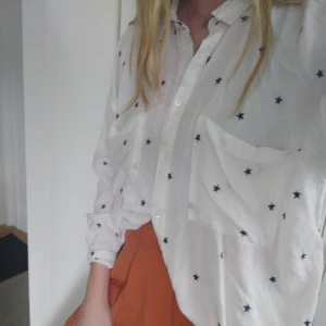 Oversize bit skjorta med små stjärnor - Jättemjuk och skön i tunt, ganska "flowy" material. Storlek M men lite oversize, jag har XS/S och tycker den sitter fint! Använd men i fint skick! Kan mötas upp i Stockholm, men frakten ingår :)