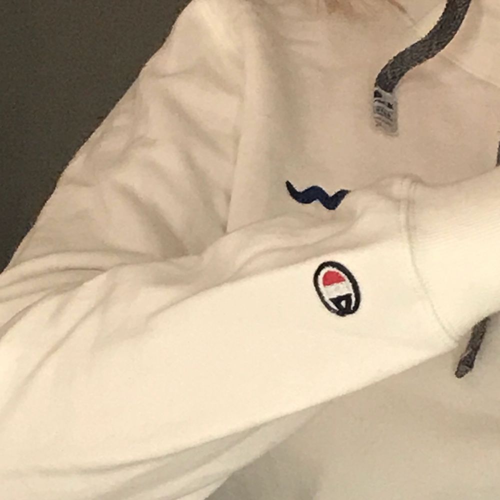 Säljer nu denna snygga hoodie ifrån champion. Hoodien har snygga detaljer så som märket på armen samt snörningen i sidan istället för på mitten av kragen. Hoodien är i storlek XL men skulle säga att den är mer M då den krymt i tvätten. Frakt tillkommer. Huvtröjor & Träningströjor.