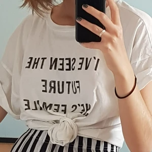 T-shirt  - Skitcool t-shirt, kommer tyvärr aldrig till användning men sitter så snyggt o är väldigt bekväm! Lite oversized på mig som brukar vara S. FRAKT INGÅR🥳
