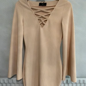 Klänning från Nelly  - En fin rosa klänning från Nelly som är använd en gång. Frakt betalas av köparen