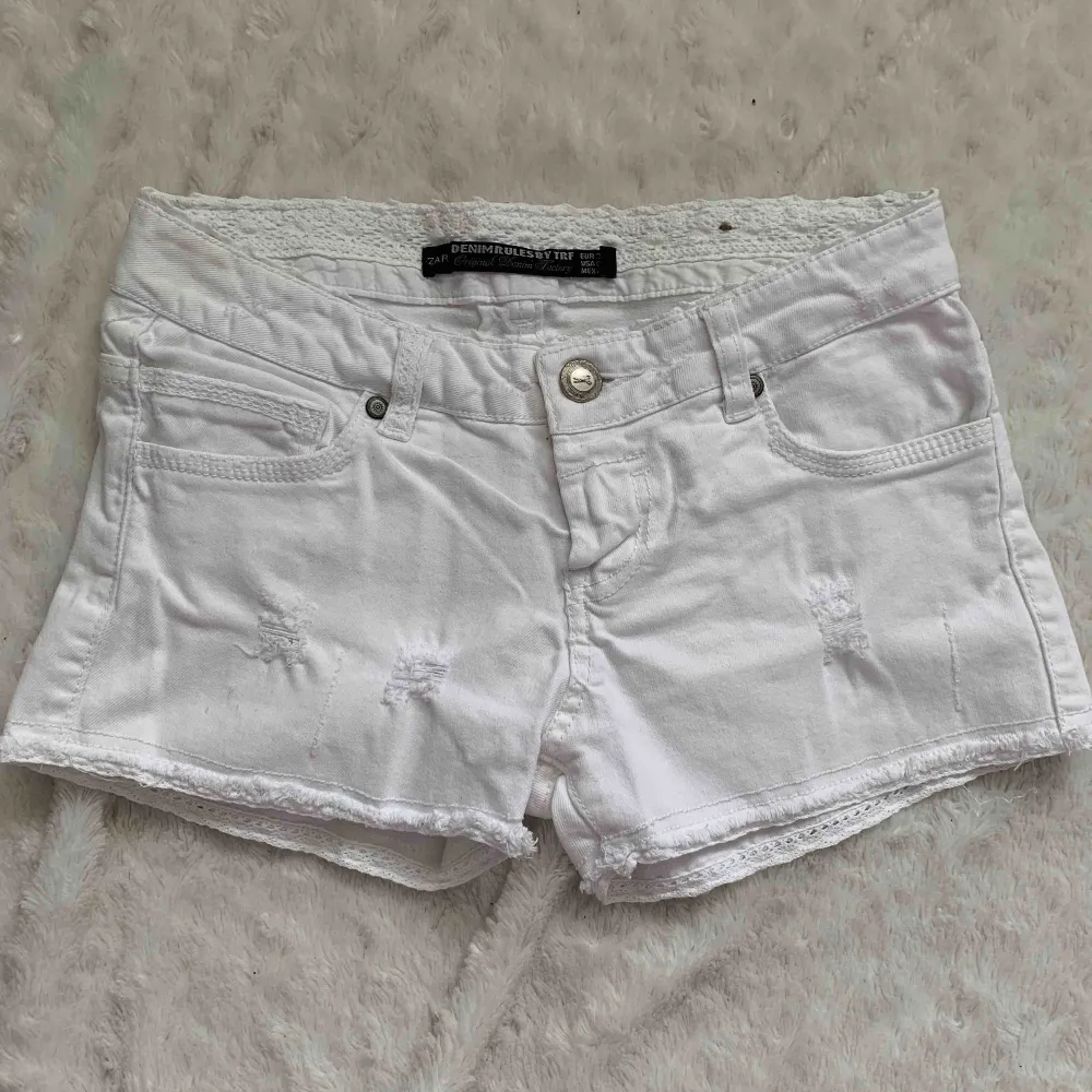 Zara jeans shorts med spets, st.34 eller xs. Shorts.