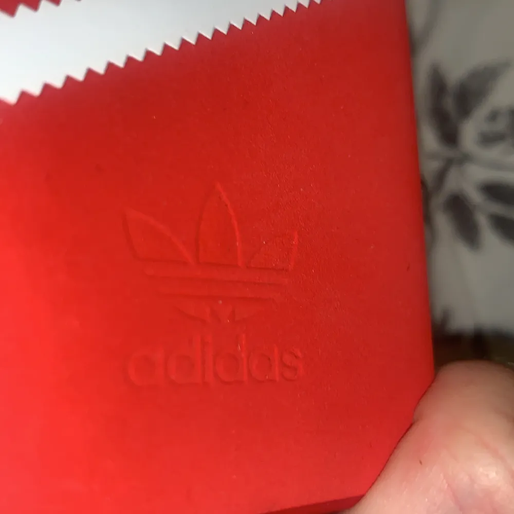 Ett iPhone 8/7 skal från adidas i väldigt bra skick, aldrig använt då jag fick en ny mobil kort efter jag köpte skalet. Det är äkta från adidas. Ordinariepriset 350kr ungefär. KÖPARE STÅR FÖR FRAKT. Övrigt.