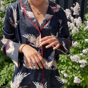 Skjorta  - Skjorta i något tjockare material köpt på H&M. Fåglar samt röda sömmar. Sparsamt använd🙂 frakt exkluderad