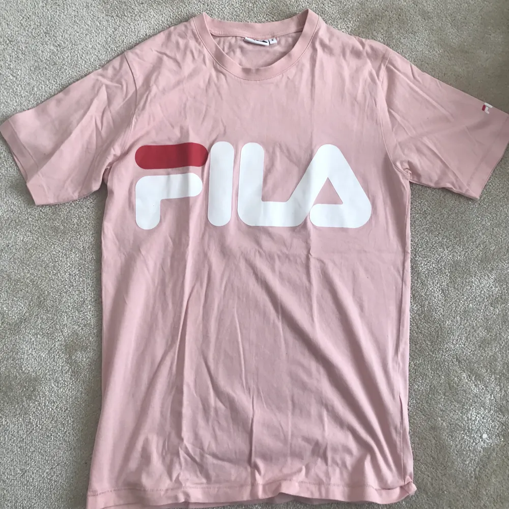 Hej! Säljer denna superfina rosa fila-tröja, då den inte kommer till användning. Den är endast använd nån enstaka gång, så väldigt gott skick!. T-shirts.