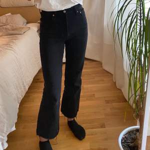 Snygga, sköna jeans från Levi’s! Storlek 26 och jag är 175 cm för lägndreferens :) Möts upp i STHLM annars tillkommer 44kr för frakt. 