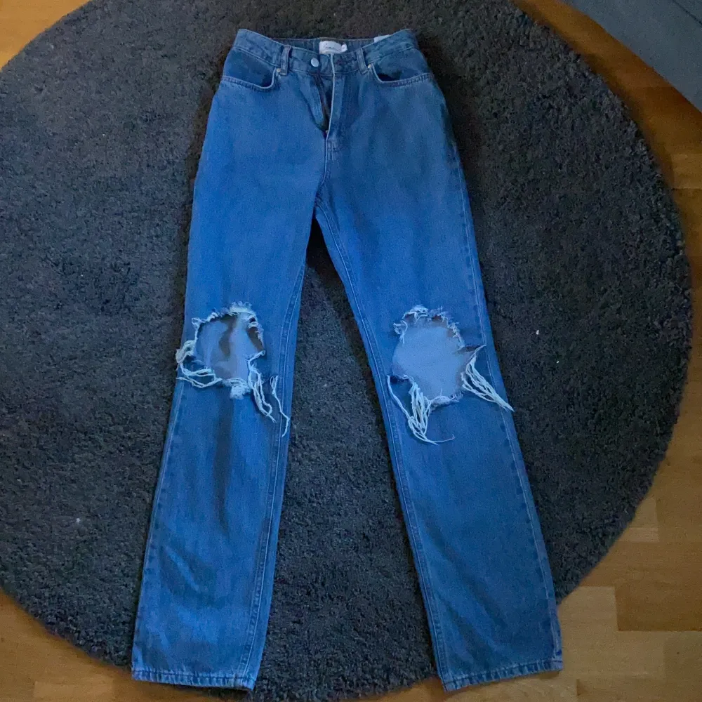 En par helt oanvända slitna jeans från NA-KD. Storlek 36 men passar även 34!! Sjukt bra passform. Eftersom att de är helt nya sälj de för 300 kr!!. Jeans & Byxor.