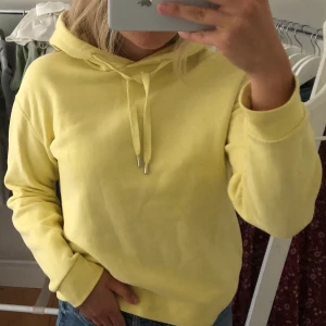 HOODIE - Gul hoodie från envii. Finns ej strl men jag är S/M. Skulle säga att den sitte lite oversize på S och bra på en M. Pris kan diskuteras! 