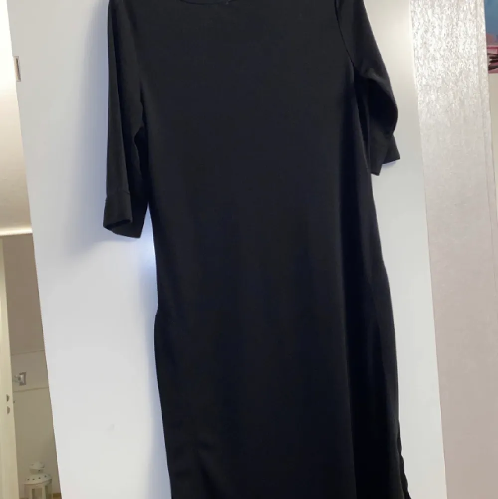 En fin svart tröja/klänning som har slits på döda sidorna. Har aldrig använts. . Klänningar.