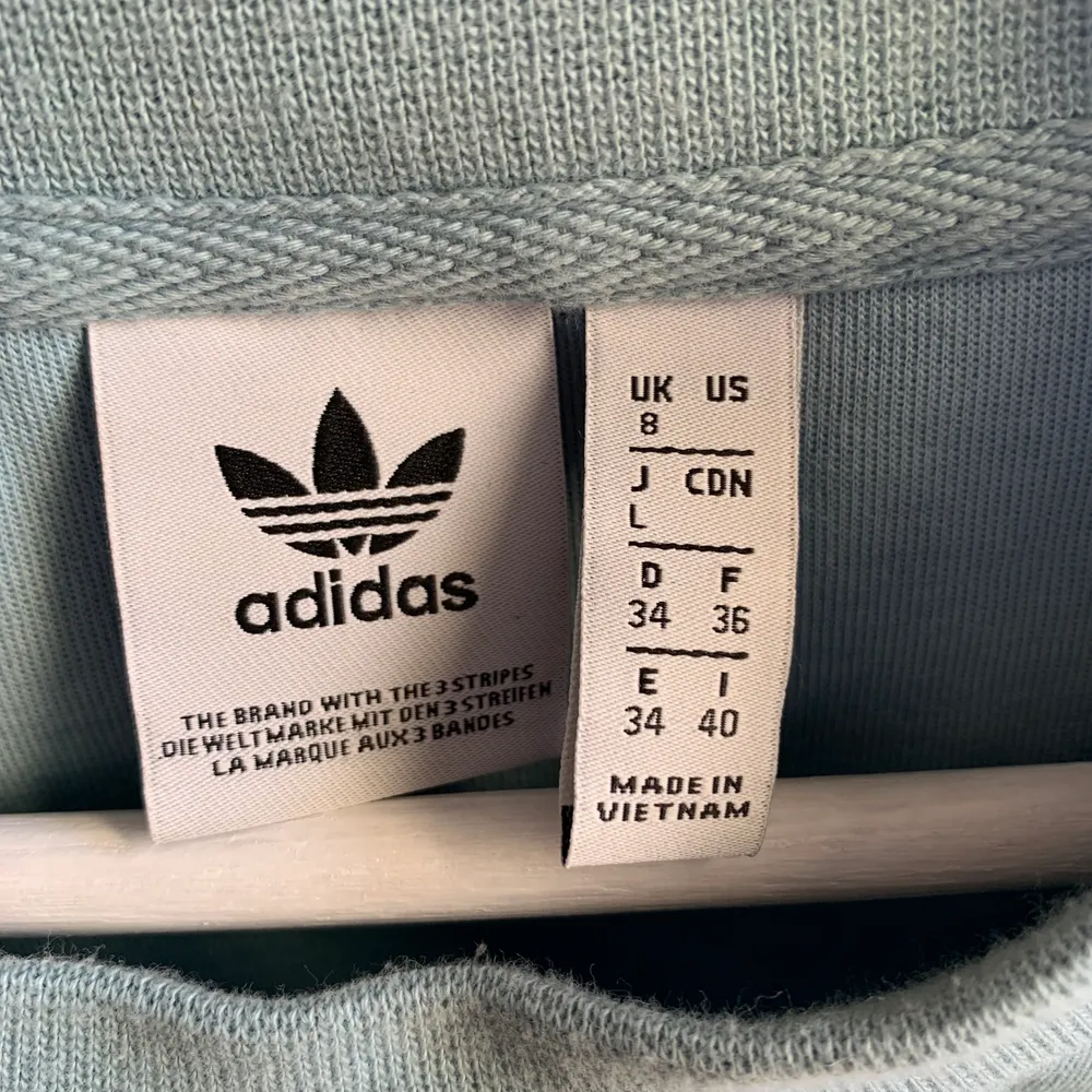 Adidas sweatshirt i en härlig turkosblå färg. Inköpt från Zalando för ca 2 år sedan, men endast använd ca 5-10 ggr. Säljer pga att den inte används! NYPRIS: 799kr. Hoodies.