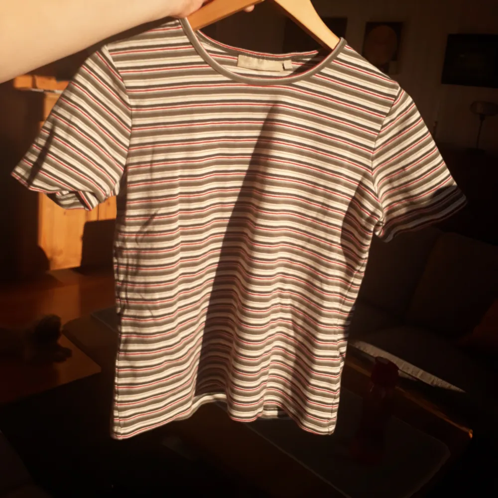 Randig t-shirt från kappahl det står 42/44 men är mera som en 38. Färgerna är som på siesta bilden lite tjockare tyg.. T-shirts.