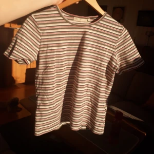 Randig T-shirt  - Randig t-shirt från kappahl det står 42/44 men är mera som en 38. Färgerna är som på siesta bilden lite tjockare tyg.