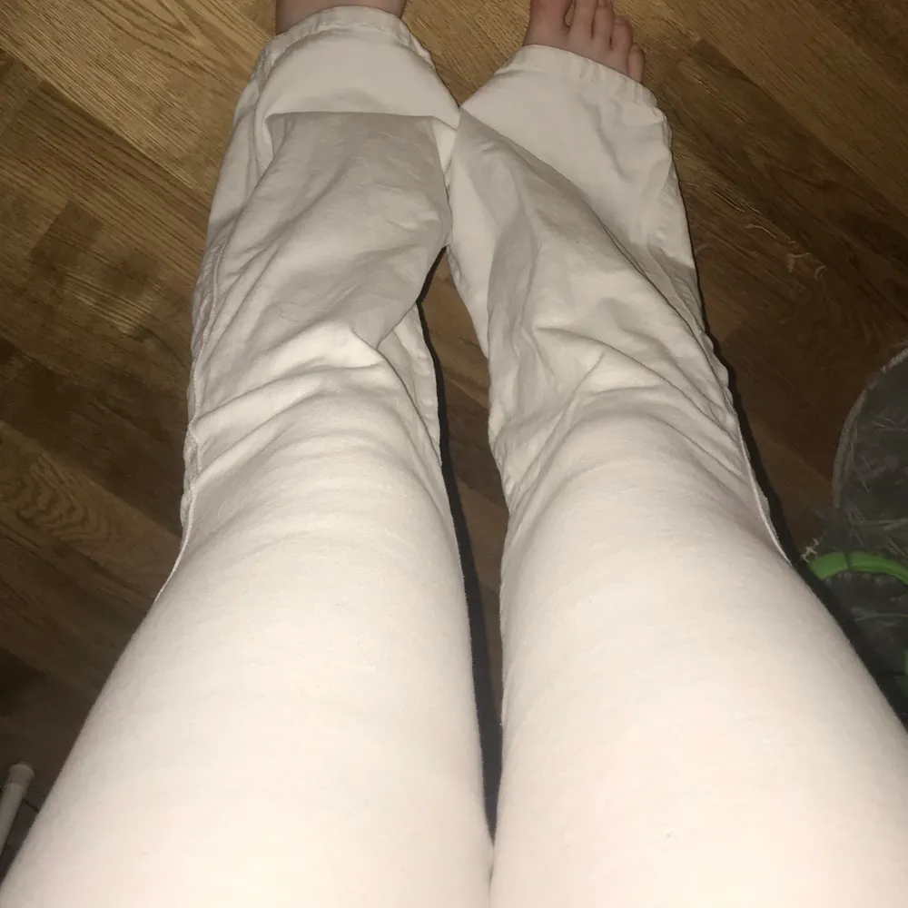 Vita bootcut jeans från dr denim, modellen macy tror jag. Använda men bra skick, köpare står för frakt❤️. Jeans & Byxor.
