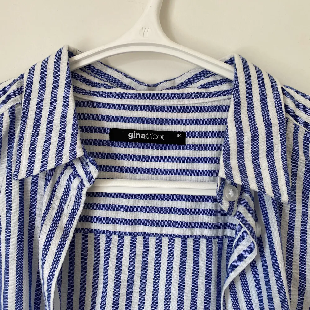 Snygg randig bomullsskjorta från Gina som passar perfekt nu till sommaren. Använd ett fåtal gånger. Inklusive frakt🥰. Skjortor.