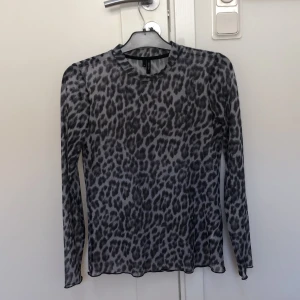 Mesh  - En mest topp som aldrig har använts. Säljer den för 170 kr köpte den för 350. Frakt ingår!