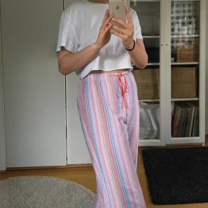 Randiga byxor - Säljer dessa fina pyjamasbyxor från Twilfit. Storlek S, nästan helt oanvända. Säljer då jag aldrig använder dom💕