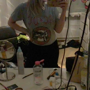  - ACDC tröja som är köpt på bikbok, den är avklippt och sitter som en vanlig croppad T-shirt, skriv för fler bilder🥰