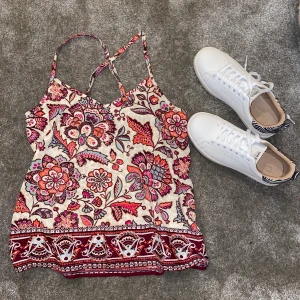 Linne från Hollister  - Somrigt linne från Hollister i nyskick. Endast använd en handfull gånger då den är lite stor för mig💞 Passar även S. Köparen står för 🚚 