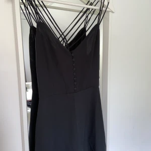 Playsuit - Fin playsuit med kors i ryggen, mycket fin på sommaren🌸🥰stl xs och i mycket fint skick!