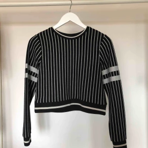  - Croppad tröja från Gina Tricot. 