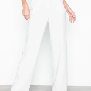 Vida kostymbyxor  - Vita vida kostymbyxor från Nelly, aldrig använda pga av för liten storlek. Det är i storlek 34. Cirka ett år gammla. Nypris 399kr. Köparen står för frakten.💕