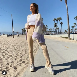 Kostymbyxor NAKD - Ett par snygga beiga kostymbyxor med slits. Skitsnygga och framförallt sköna. Finns is vart också. (kolla profil) ❤️ Frakt tillkommer