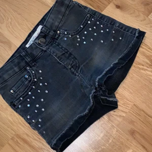 Shorts - Sällan använda shorts, Detroit by Lindex. Mörkgrå med silvriga pärlor på framsida. 