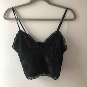 Soetslinne - Super fin bralett/linne i spets. Fint skick! Det är reglerbara axelband och den är stretchig runt🌸 Finns oxå i vitt i min profil🌸