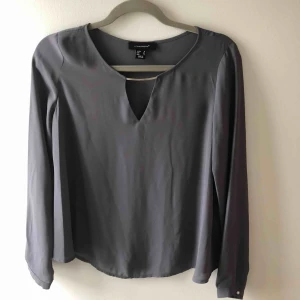  - Snygg blus som är i superfint skick🌸 Det är silverdetaljer vid halsen och på knapparna på ärmarna
