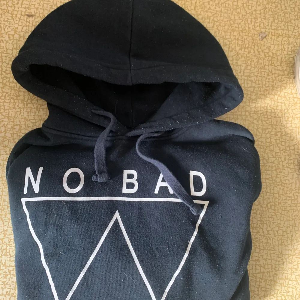 Strl: medium mörkblå hoodie finns inget direkt märke på den. . Hoodies.