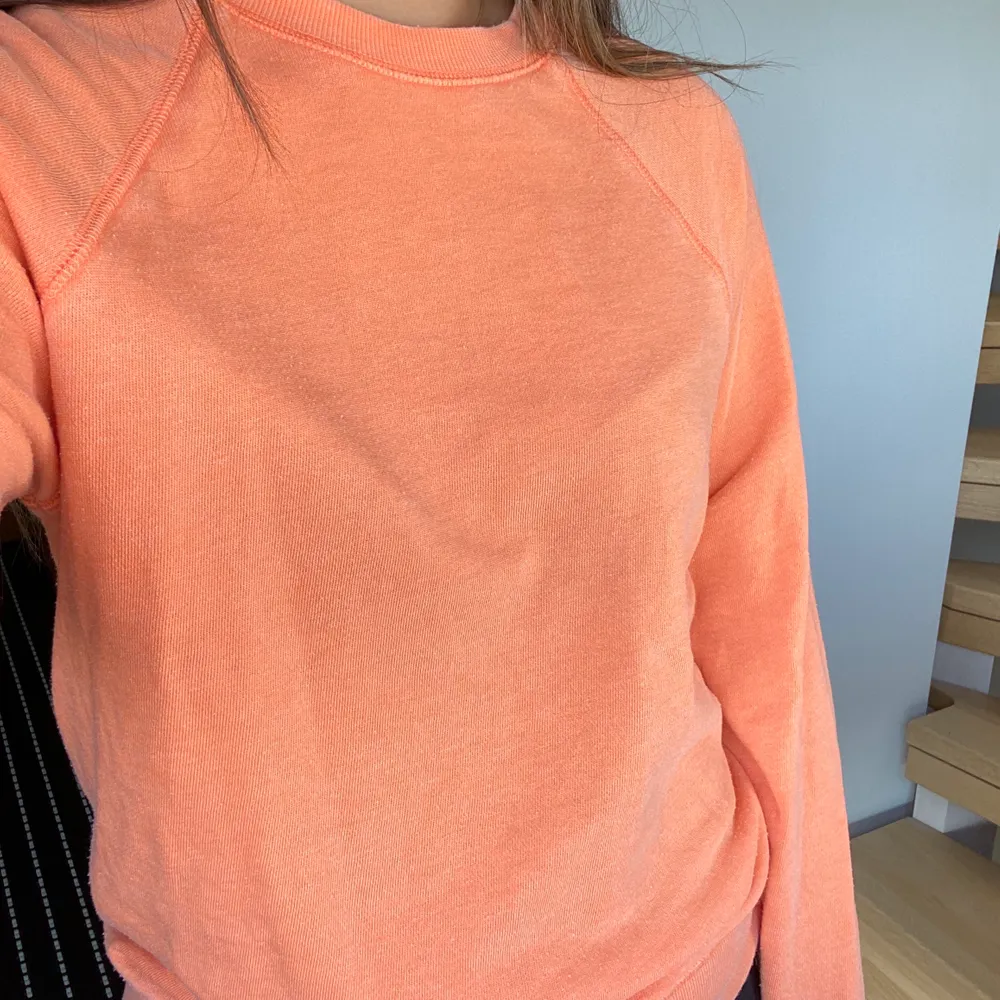 Skön orange tröja från Forever 21 i strl S. Ganska tunn i materialet. Är liiiite mer åt det ljusa hållet i färgen som på bild 3. Använd ett par gånger men i fint skick! Kan mötas upp i Malmö annars kostar frakten 55 kr.. Tröjor & Koftor.