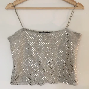 Paljett topp med spagetti band - Perfekt party topp för den som gillar 90 och 00 talet. Är storlek S men fungerar bra för personer som vanligen använder M och L för den är stretchy.