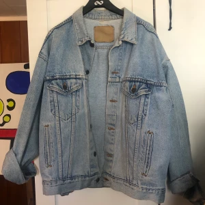 Levis Jeansjacka  - Säljer min jeansjacka från Levis, väldigt Retro! Kommer inte till användning drf söker ny ägare som kan bära runt den denna sommar, sjukt snygg som oversize 🤩 lappen där bak har tvättats bort men är äkta! (FRAKTEN IGÅR 🚚🚚)