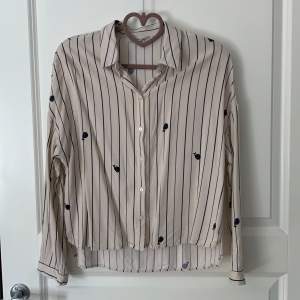 Skjorta från Only. Tyget är ganska tunt och väldigt skönt. Sällan använd, säljer för att den är lite för tjat vid axlarna på mig. Liten i storleken alltså. Frakt diskuteras senare:)