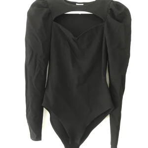Body med puffarmar - Fin body med puffarmar, liten i storlek! Oanvänd 