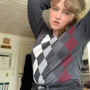 Brandy Melville liknande tröja! - Stickad tröja som liknar de trendiga Brandy Melville tröjorna med samma mönster. Frakt tillkommer. Storlek S.