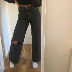 Vida jeans - sjukt snygga jeansen i modellen Ace från weekday (med ett hål jag klippt själv). Nypris 500. 60 kr frakt 💖