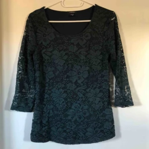  - Fin topp i petrolblå från New Yorker. Trekvarts långärmad. Spets framtill och på ärmar, slät på baksidan. Ärmar har bara spets. 92% viskos, 8% elastan. Använd fåtal gånger. 