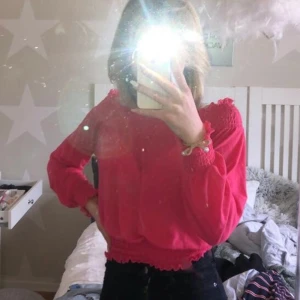 Rosa sommar topp - En topp som är jätte fin till sommaren men tyvärr inte är min stil! använd 1 gång och därför i bra skick! den är stor i storleken så skulle säga att den passar xs och s💞 köpt för 180kr😊