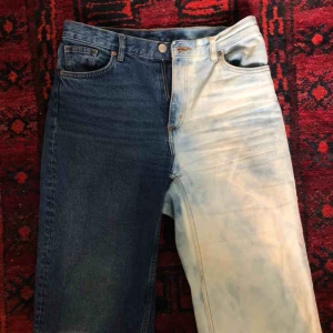  - 50/50 jeans som från början är köpta på Monki Jag är 171cm lång och brukar ha 28/32 i jeans:)  Passar även till att ha som oversized! Frakt tillkommer✨