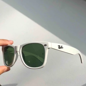  - Rayban glasögon i vit! Grönt glas som ska vara skönare mot solljuset. 