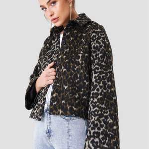 Säljer min jacka i leopard print från nakd i modellen ”printed short jacket”. Verkligen jätte fin jacka men säljer tyvärr för jag använder för sällan. Skick 9/10💞 Säljer för 280 kr + frakt (pris går att diskutera) 😊