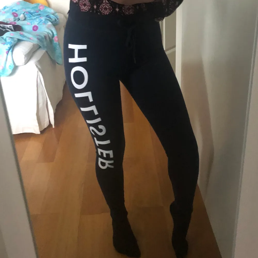 Helt nya Marinblå Hollister mjukisbyxor/leggings i storlek S. Prislapp är kvar! Nypris är 500 kr. Säljer för 260 inklusive frakt! 🦋. Jeans & Byxor.