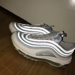 Nike 97  - Använda några få gånger eftersom det är för stora               Skorna är ljus blåa o vita. Priset kan diskuteras🙃😛. #Vintage 