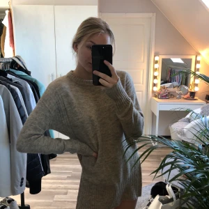 Oversized tröja - En jättefin tröja som är supermysig från h&m och aldrig använd. Den är i nyskick och är redo för användning. Storlek xs men passar både S och M då det är väldigt töjbart material. Köpare står för frakt💙💙🦋🦋🦋💙💜💜📦📦