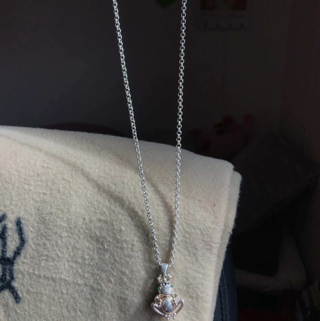 Långt halsband med groda - 91