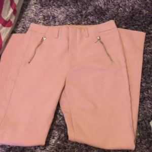 kostymbyxor - Rosa kostymbyxor                                                     Storlek 34 nypris 400 säljs för 200 (pris kan diskuteras) 🤩