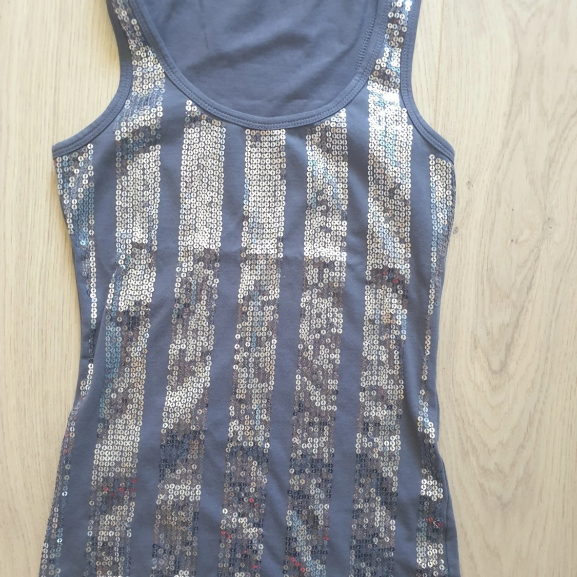 MOTIVI Topp i storlek XS/ S i paljetter