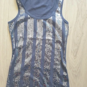 MOTIVI Topp i storlek XS/ S i paljetter - Säljer en fin topp i jättebra skick. Toppen är i str XS/S. Från djur- och rökfritt hem. Kolla gärna in mina andra annonser